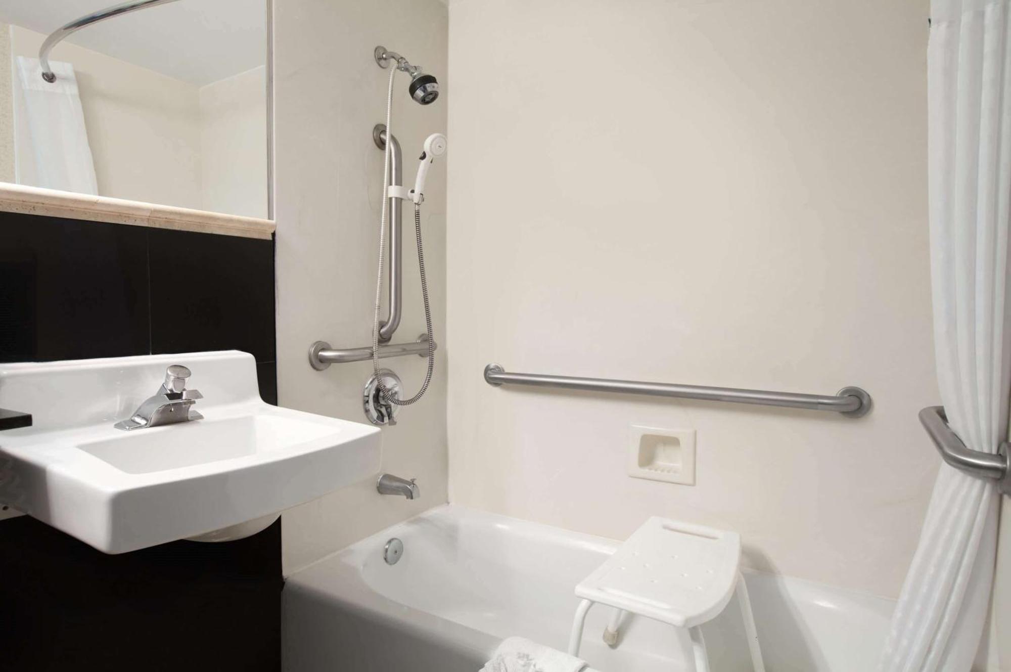 Days Inn By Wyndham Concord Buitenkant foto